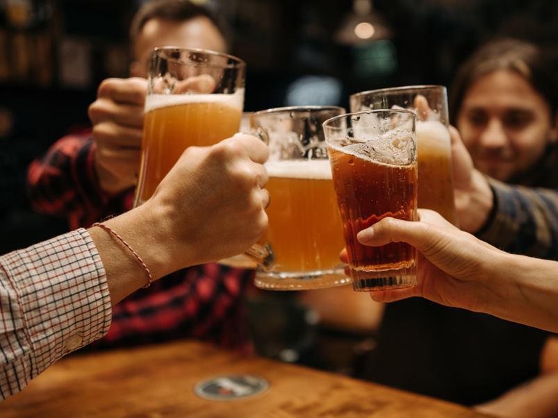 grupo-amigos-cerveza